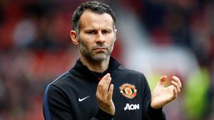 Giggs agradece el apoyo de los aficionados en uno de sus últimos partidos en el 2014.