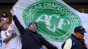 Seguidores del Club America ondean banderas del Chapecoense.