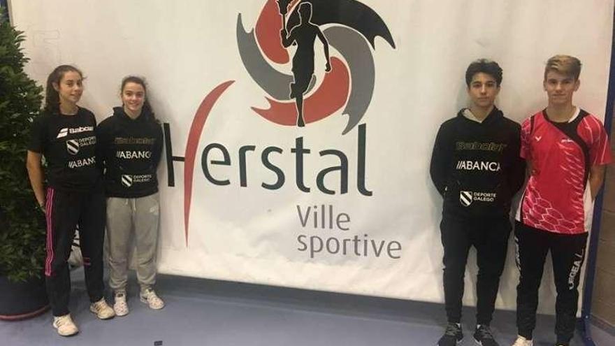 Los jugadores del Bádminton A Estrada en el torneo belga.