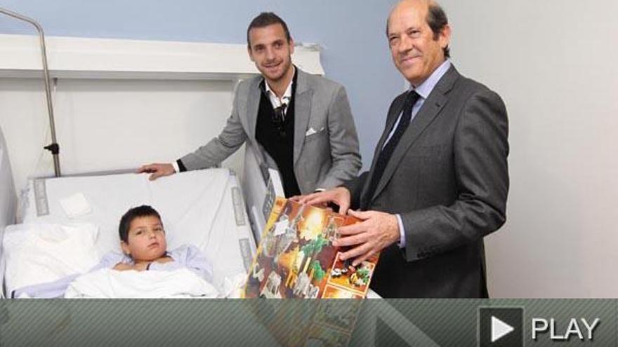 Soldado y Llorente con un niño en la Fe