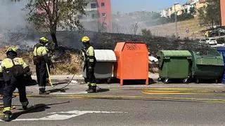 Un foc crema una parcel·la i dos vehicles a Figueres