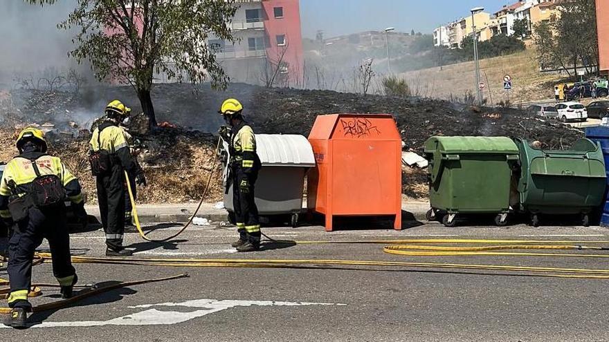 Un foc crema una parcel·la i dos vehicles a Figueres