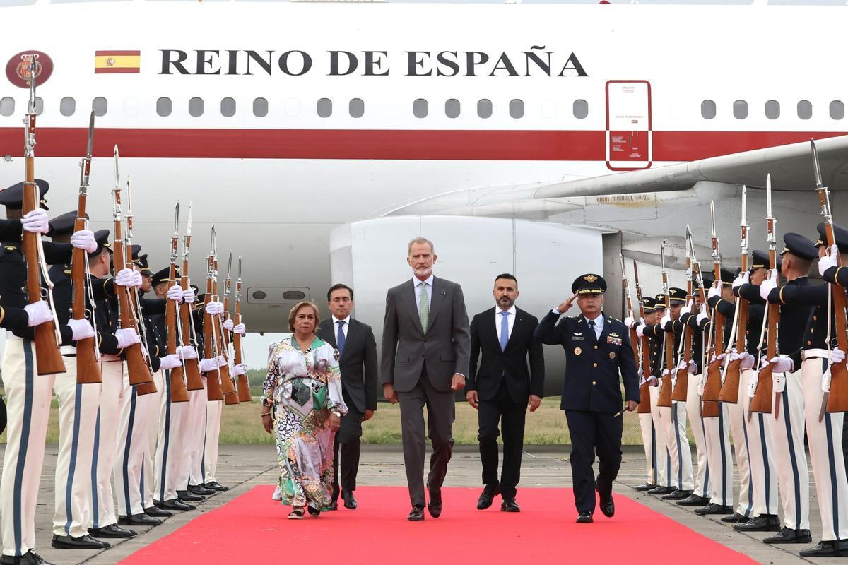 Felipe VI, el viernes, a su llegada al aeropuerto de Cali (Colombia).