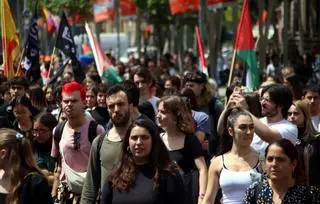 Cortan la Gran Via de Barcelona contra el "genocidio" en Palestina unos 500 estudiantes