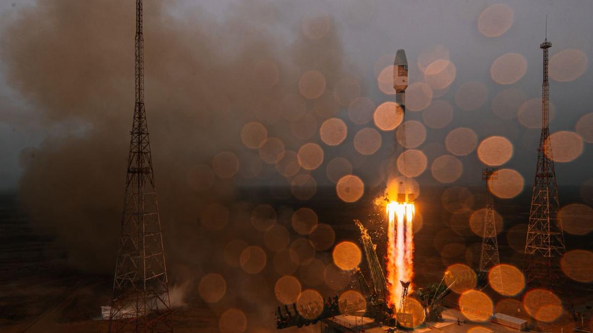 El cosmòdrom de Baikonur en el moment en què es llançava el coet que transporta el primer nanosatèl·lit del Govern