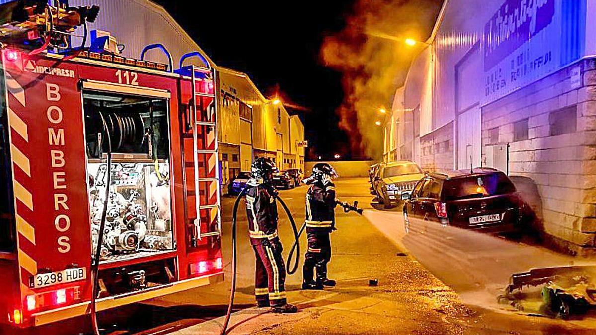 Los bomberos apagan la quema de cuatro contenedores en León