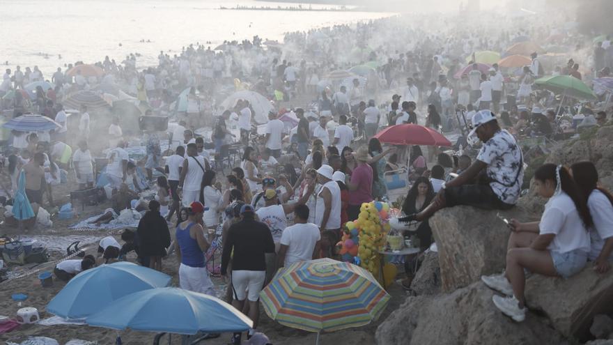 VÍDEO | Sant Joan 2024: Los ciudadanos abarrotan las playas de Palma en la noche más mágica