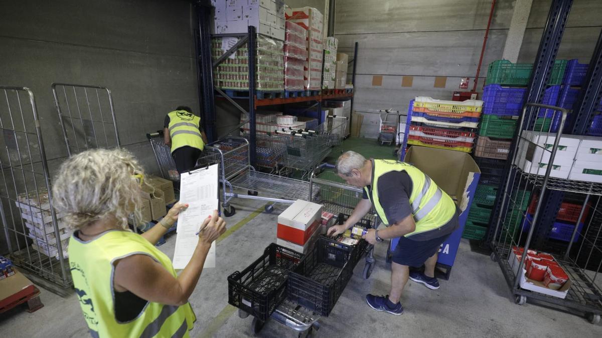 Catalina Carbonell junto con otros voluntarios preparando las cajas de alimentos