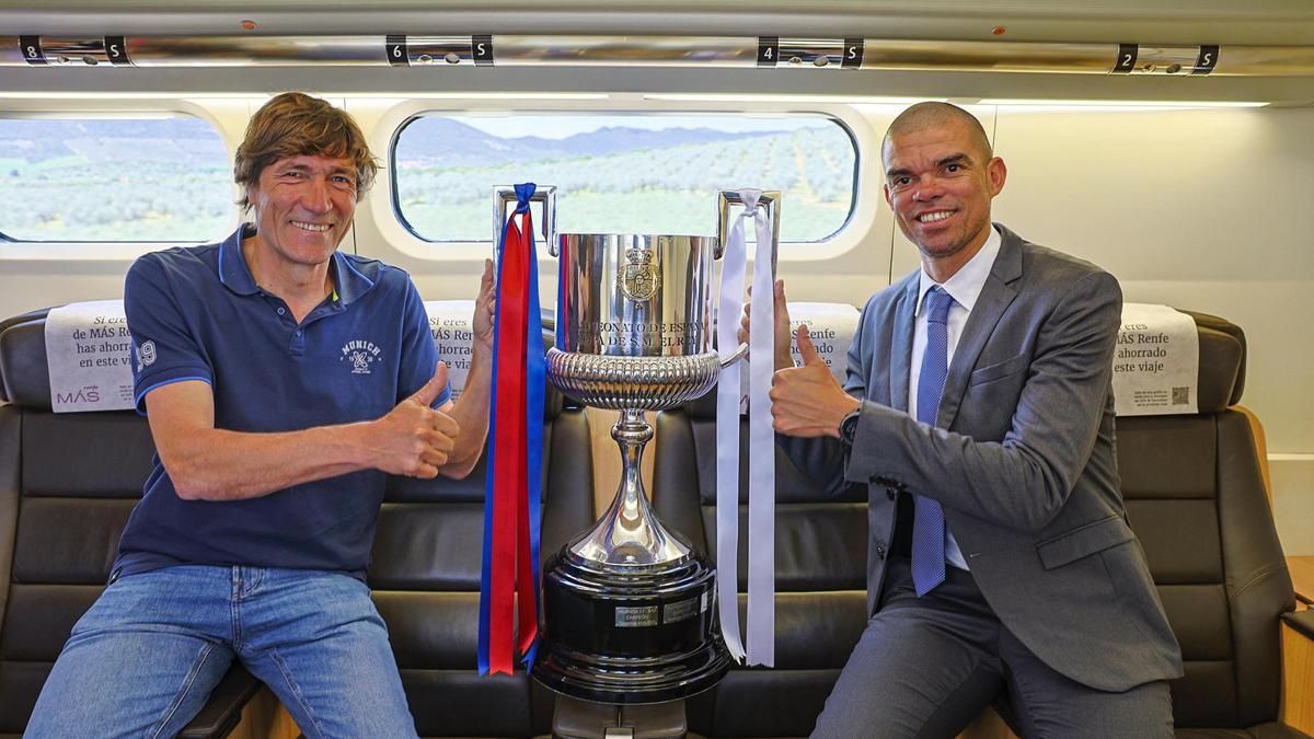 El trofeo de la Copa del Rey en camino a Sevilla en ave a manos de Julio Salinas y Pepe