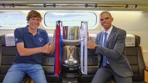 El trofeo de la Copa del Rey en camino a Sevilla en ave a manos de Julio Salinas y Pepe