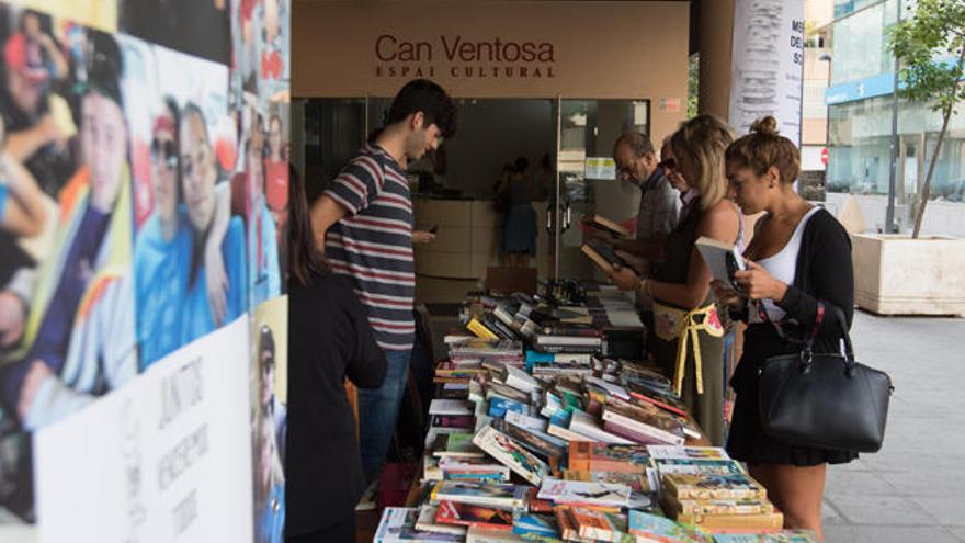 El Mercadet del Llibre Solidari, frente a Can Ventosa.