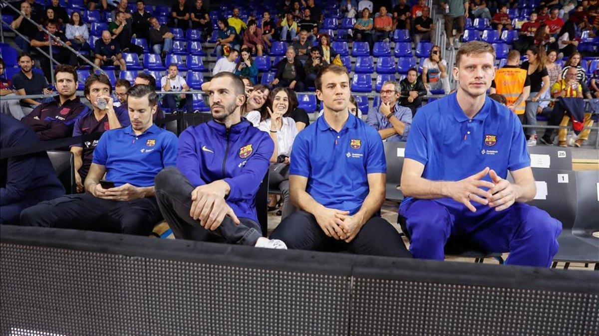 Pangos, el segundo por la derecha, durante un reciente partido en el Palau