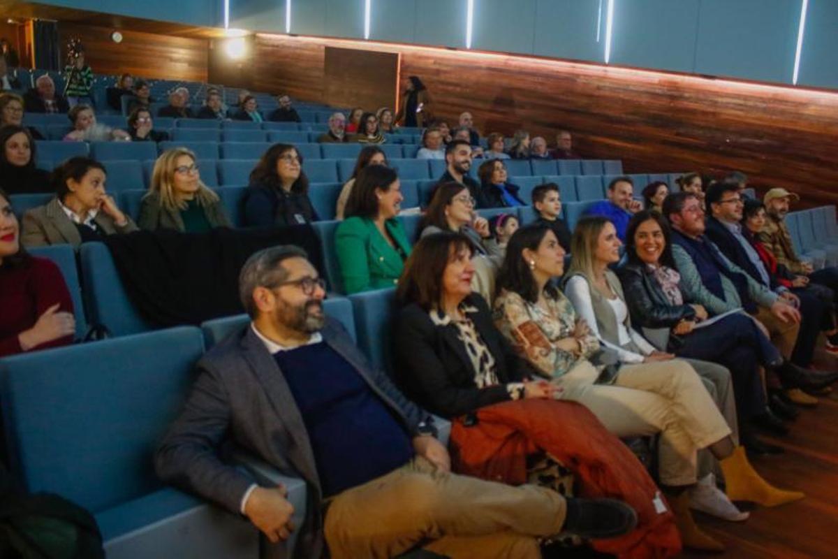 Carlos Blanco ejerció ayer de maestro de ceremonias en la presentación de los vídeos de la Mancomunidade. |   // IÑAKI ABELLA