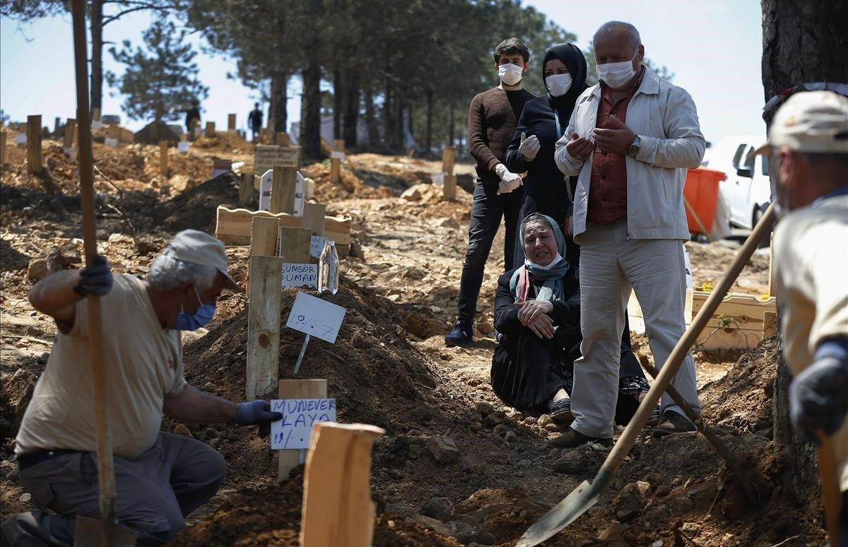 Un funeral en una sección especial del cementerio de Baklaci en Estambul que está destinada a las víctimas de COVID-19.