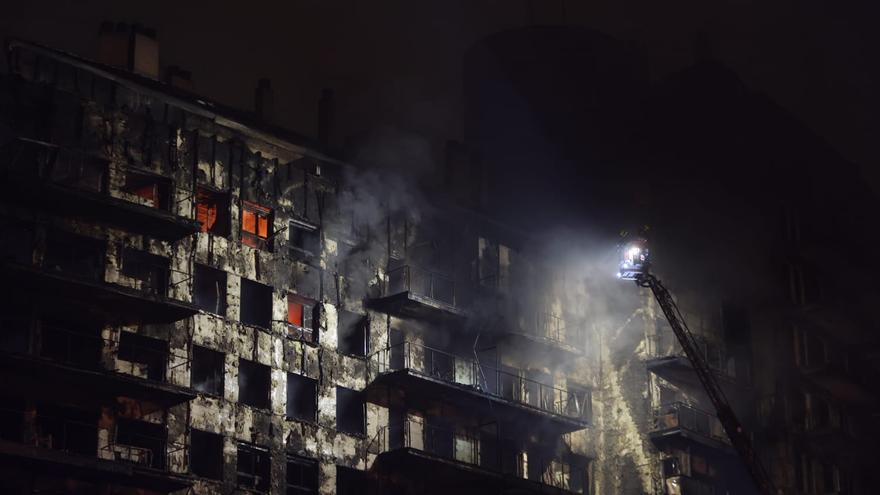Los bomberos extinguen las llamas del edificio de Campanar