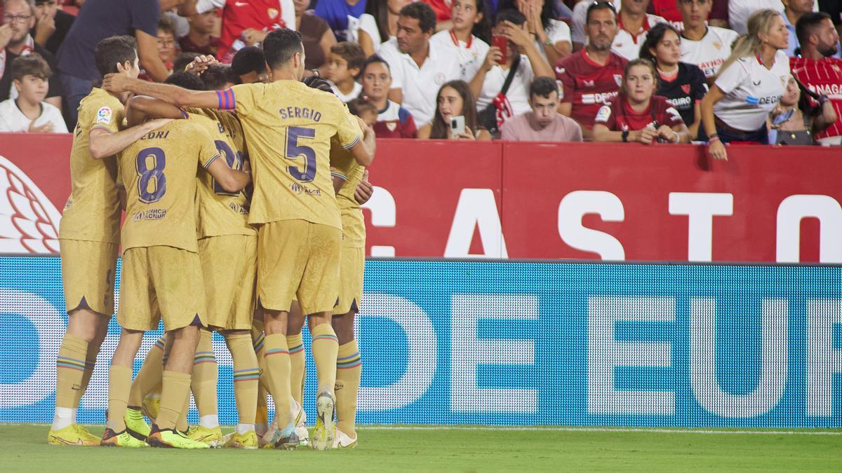 Los jugadores del Barça celebran el 0-3, marcado por Eric García, al Sevilla en el Sánchez Pizjuán.