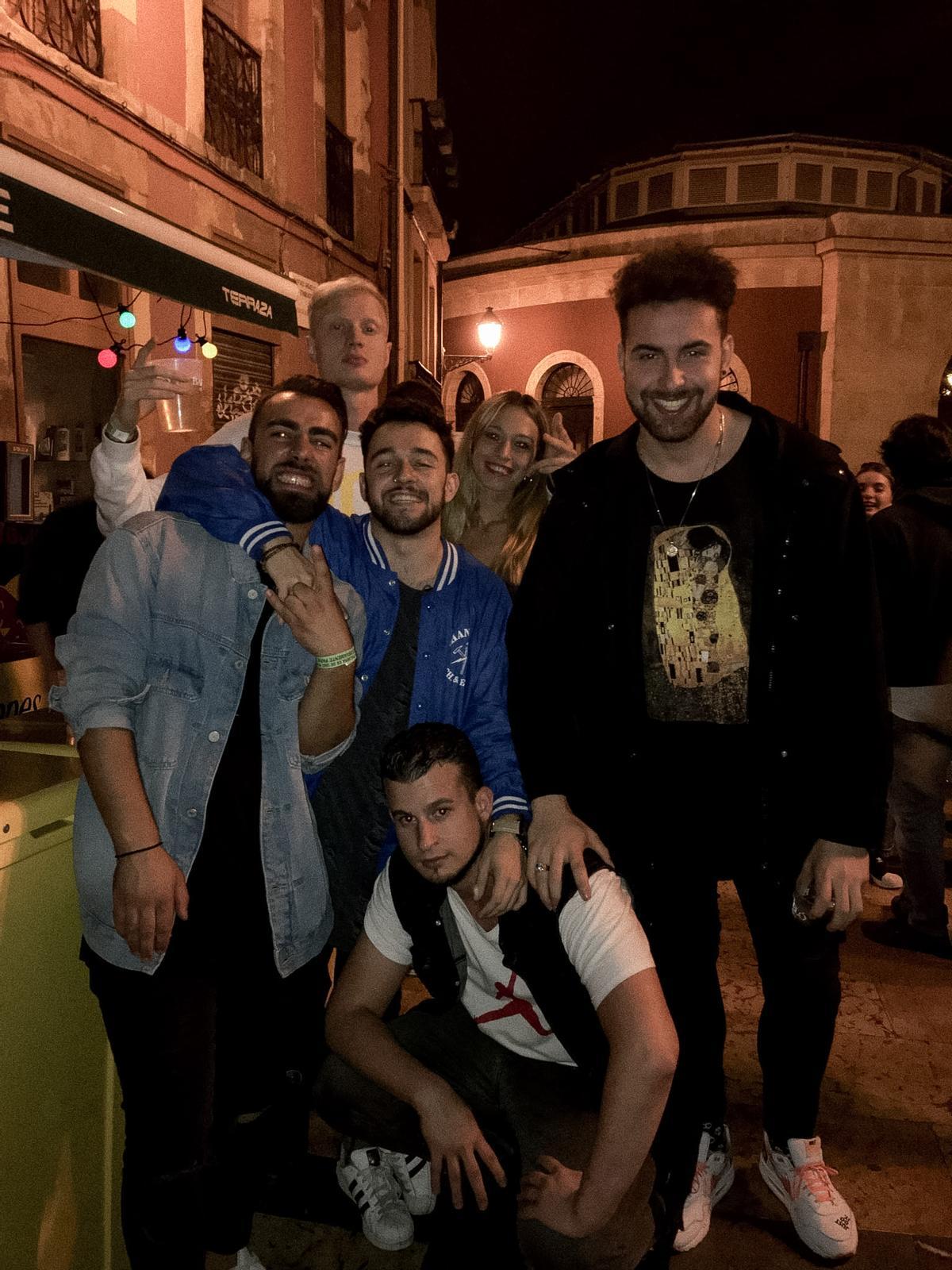 Con sus amigos asturianos, de fiesta en San Mateo en 2018