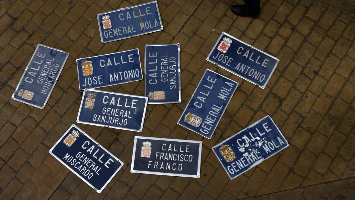 La placa de Franco de Lobosillo, retirada el viernes,  junto a otras vinculadas a la   Dictadura, en dependencias  municipales.