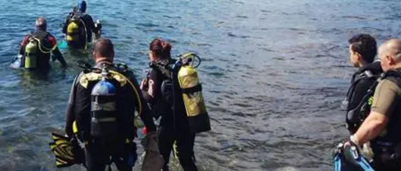 Un grupo de buzos realiza una inmersión en Tufia para limpiar los fondos marinos. | LP/DLP