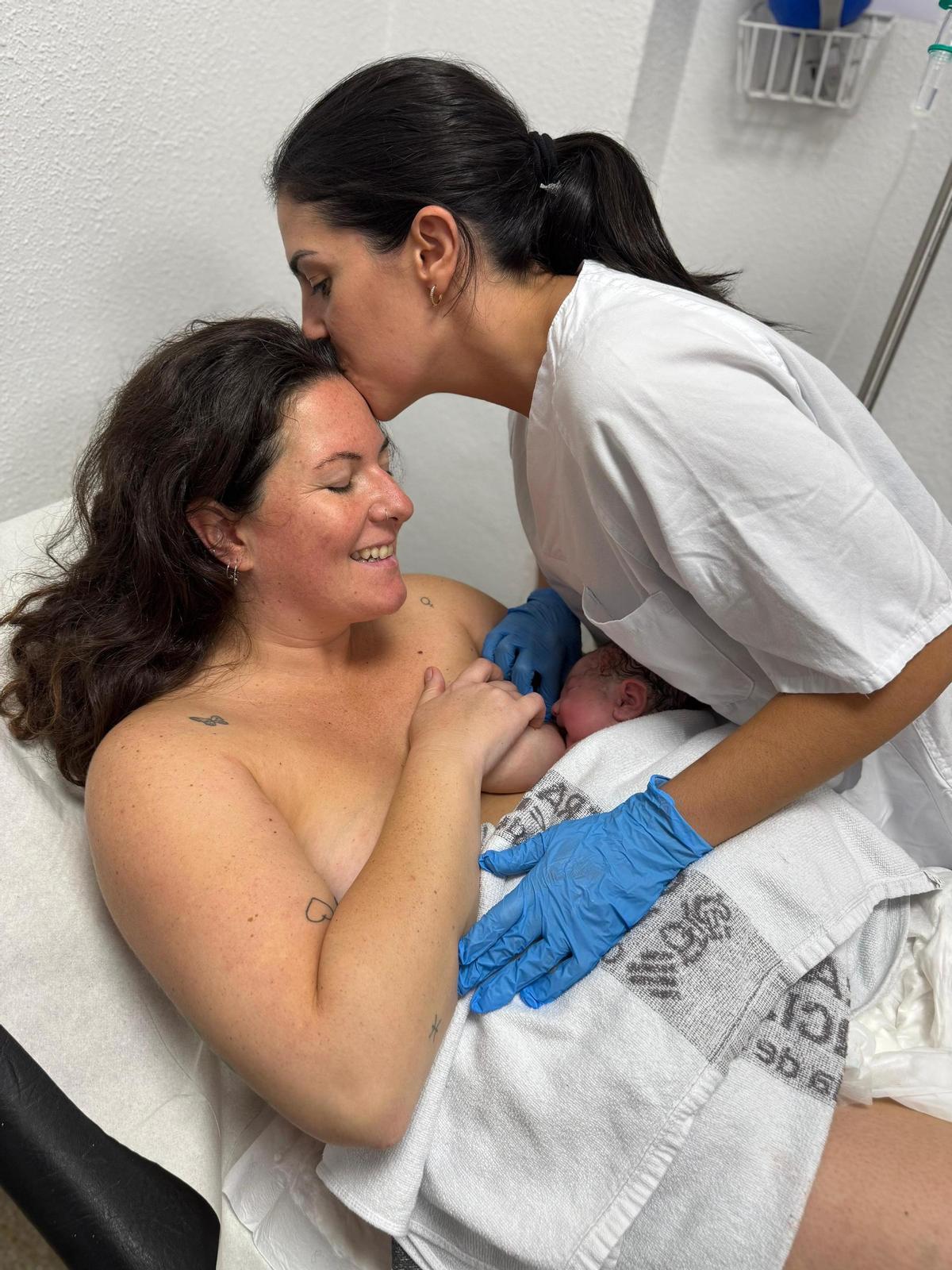 Raquel con su amiga Cristina, que le asistió el parto y su hijo recién nacido en el centro de salud de Silla.
