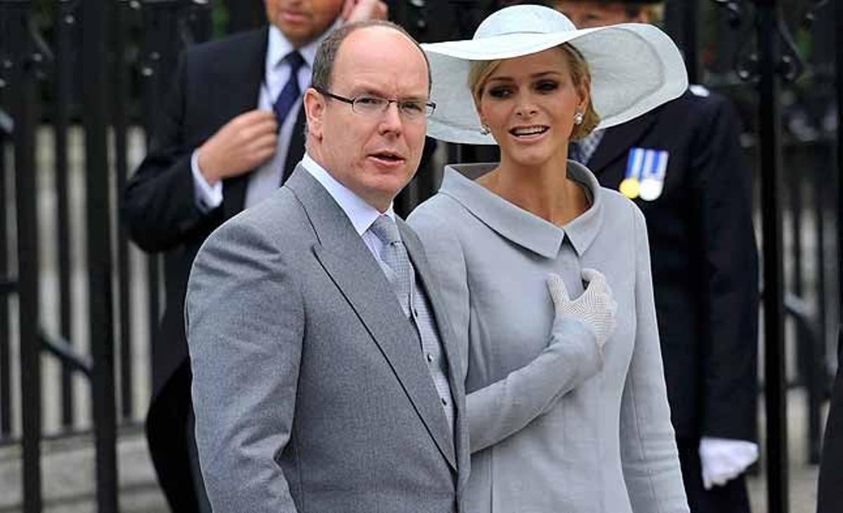 El príncep Albert de Mònaco, amb la seva promesa Charlene Wittstock, a l’arribar a l’abadia de Westminster.