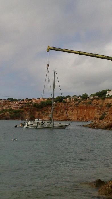 Rescate de un velero encallado en el Toro