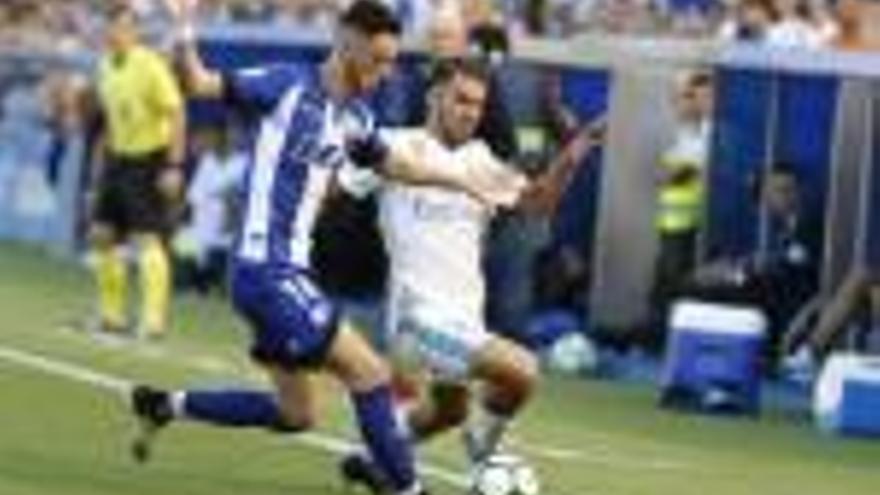 Ceballos, autor dels dos gols en el partit contra l&#039;Alabès, lluita la pilota amb el local Burgui.
