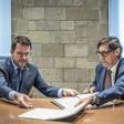 Pere Aragonès y Salvador Illa firman el acuerdo de presupuestos el pasado febrero.