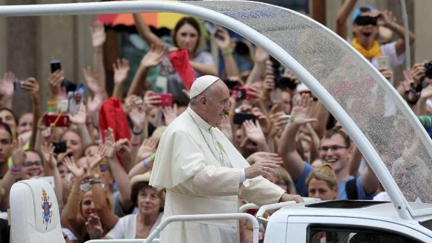 El Papa Francisco recorre las calles de Cracovia, ayer, en la Jornada Mundial de la Juventud. // Efe