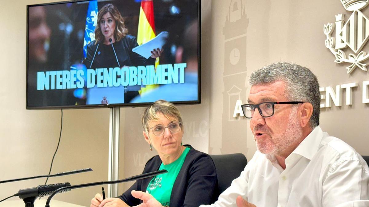 Ferran Puchades, concejal de Compromís, con su portavoz, Papi Robles.