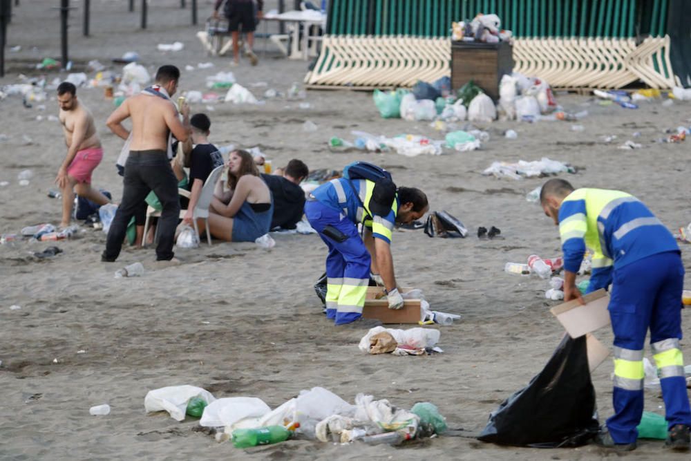 Así quedaron las playas tras la Noche de San Juan.