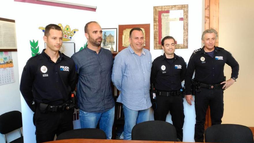 El concejal Jaume Montserrat (El Pi) y el alcalde Joan Xamena (Bloc), entre los nuevos agentes y el responsable de la Policía Local.
