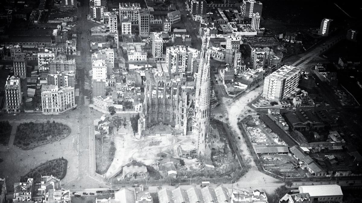Vista aèria de la Sagrada Família en 1930, l'any en què el bisbe Irurita va prendre possessió del càrrec a Barcelona.