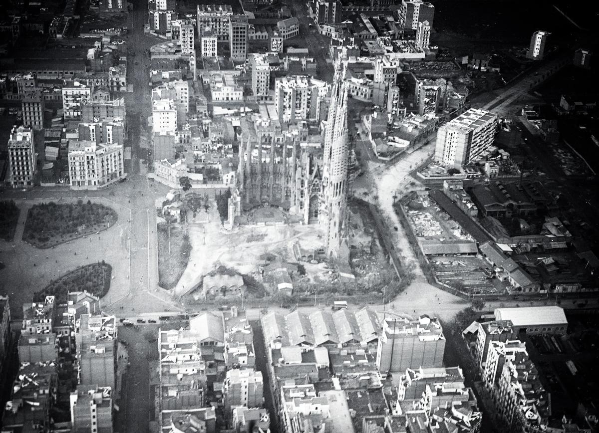 Vista aérea de la Sagrada Família en 1930, el año en el que el obispo Irurita tomó posesión del cargo en Barcelona.
