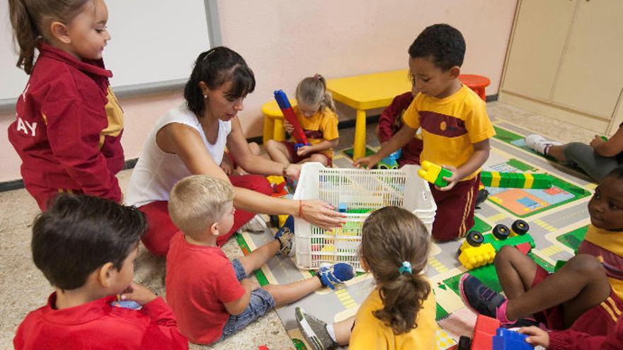 Un grupo de niños en un centro escolar.