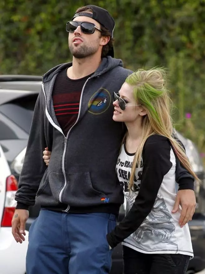 Avril Lavigne, al súper con su nuevo chico