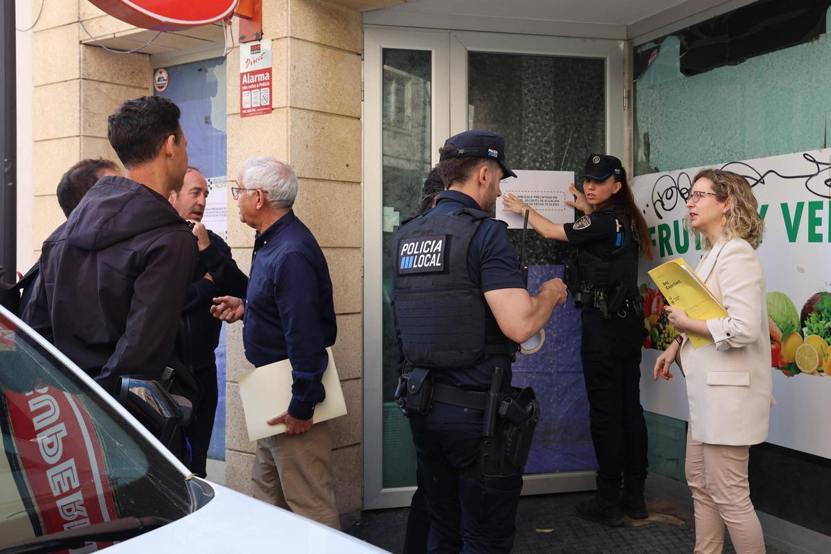 Todas las imágenes del desalojo en el local de Ibiza Todas las imágenes del desalojo en el local de Ibiza