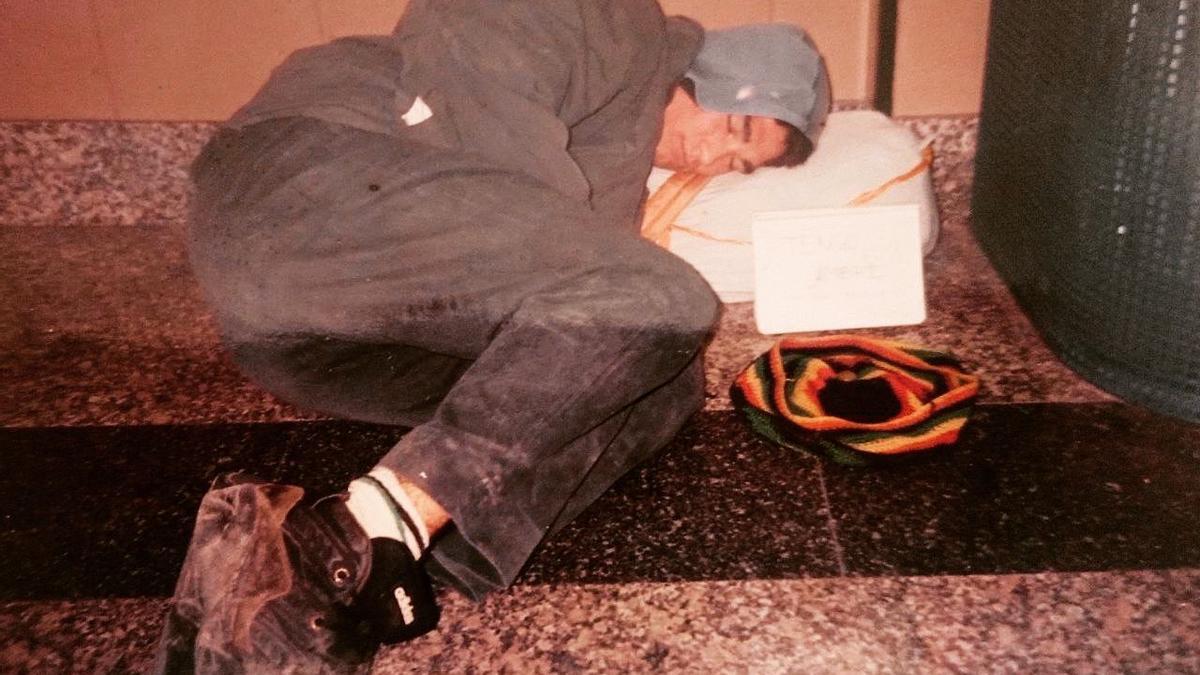 Kase O. durmiendo en la estación de Pamplona en 1997