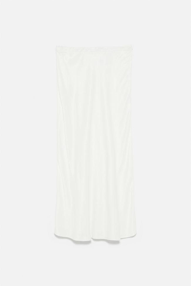 Falda blanca satinada, de Zara