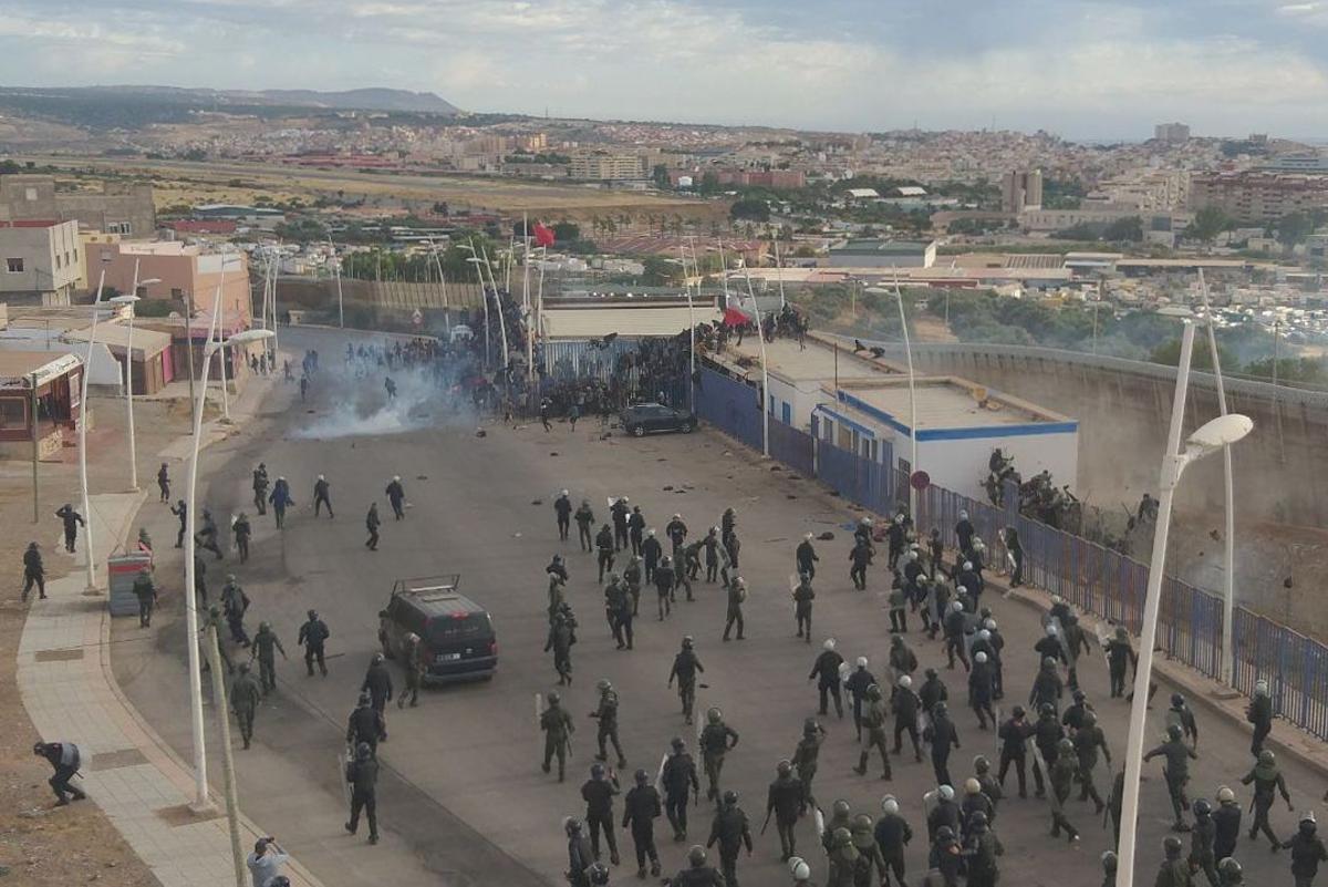 Fotografía cedidas a EFE por una vecina del Barrio Chino, en la provincia de Nador y fronterizo con Melilla, que recoge el asalto de cientos de emigrantes subsaharianos a las vallas que rodean a esa ciudad española.