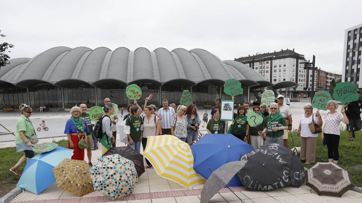 Con paraguas y árboles de cartulina: los vecinos del entorbno del Palacio de los Deportes hacen un paseo reivindicativo para exigir más zonas verdes
