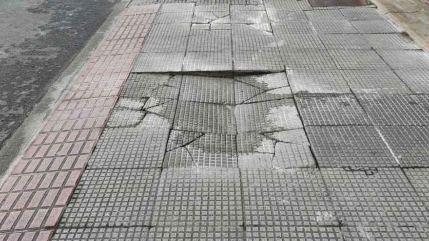 La caída de un viandante aviva las críticas por las aceras de la avenida de Santiago