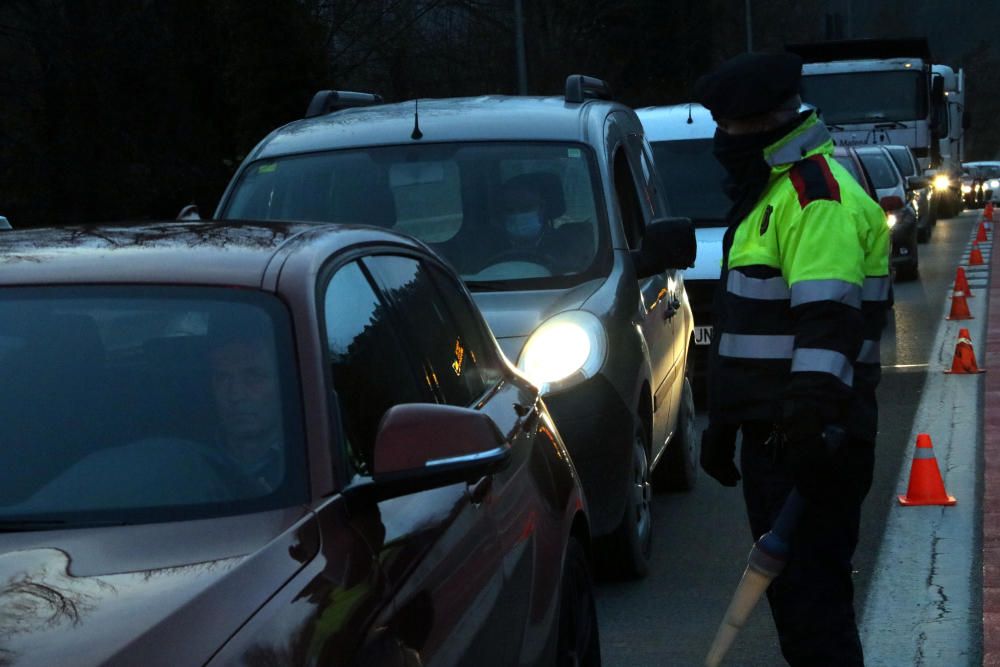 Cues de vehicles a Ripoll.