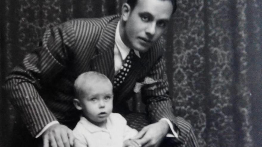 Antoni Mateu Ferrer, junto a su pequeño hijo Bernat