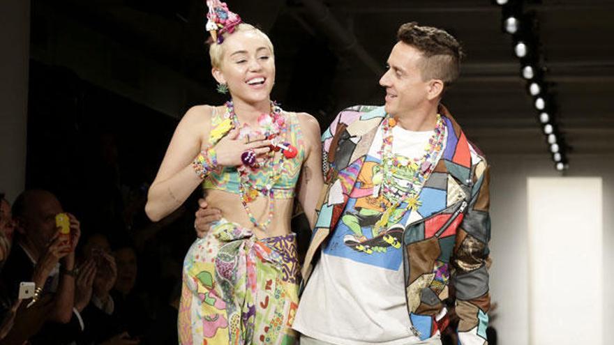 Miley Cyrus y el diseñador Jeremy Scott