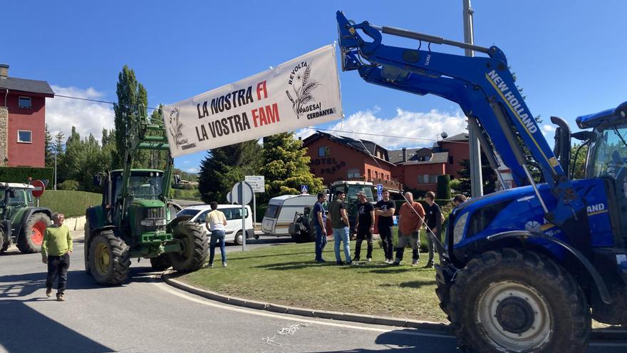 Els pagesos protesten a Puigcerdà amb un tall a l&#039;N-152