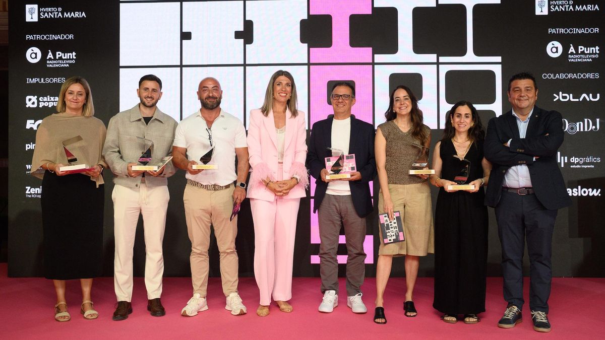 De izquierda a derecha marcas ganadoras de la noche Consum, Issaline, Paredes, Eva Prieto (presidenta del CMM), Siberia, Ana Giménez (Marina de Empresas), Singularu y José Manuel Selma (vicepresidente del CMM).