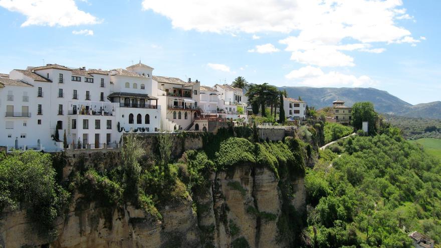 De Ronda a Viveiro: las localidades turísticas donde más caen las estancias hoteleras este verano