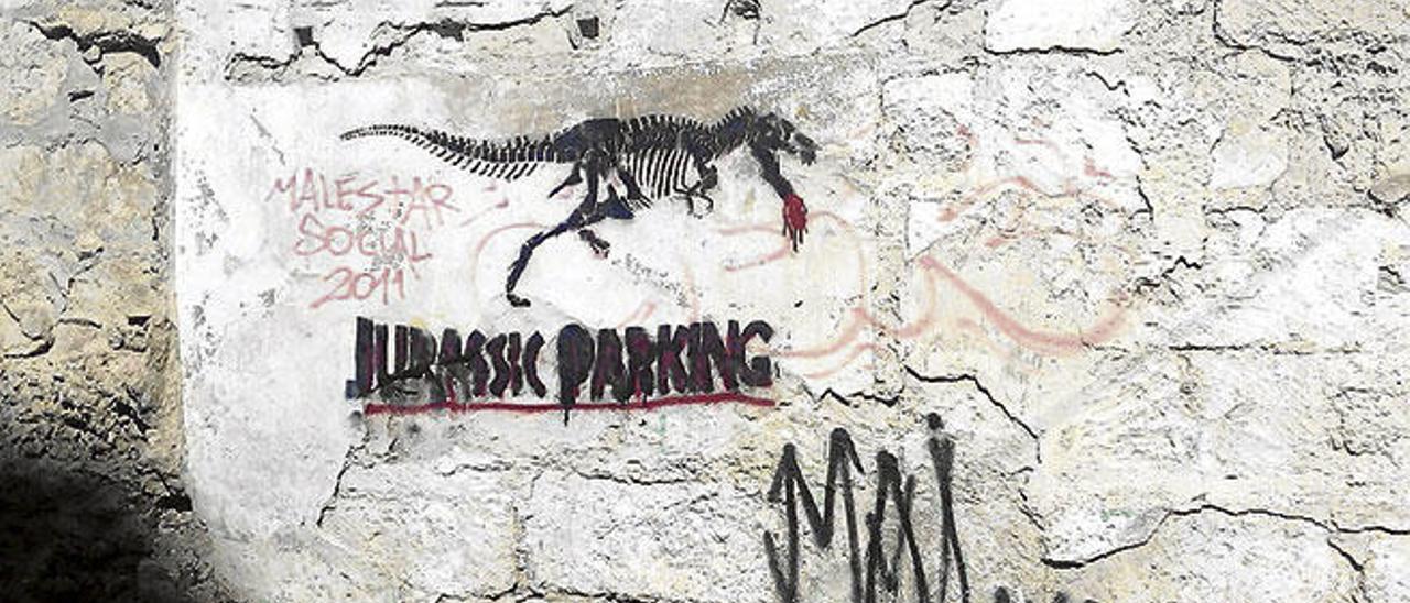 Alguien bautizó el aparcamiento como ´Jurassic Parking´