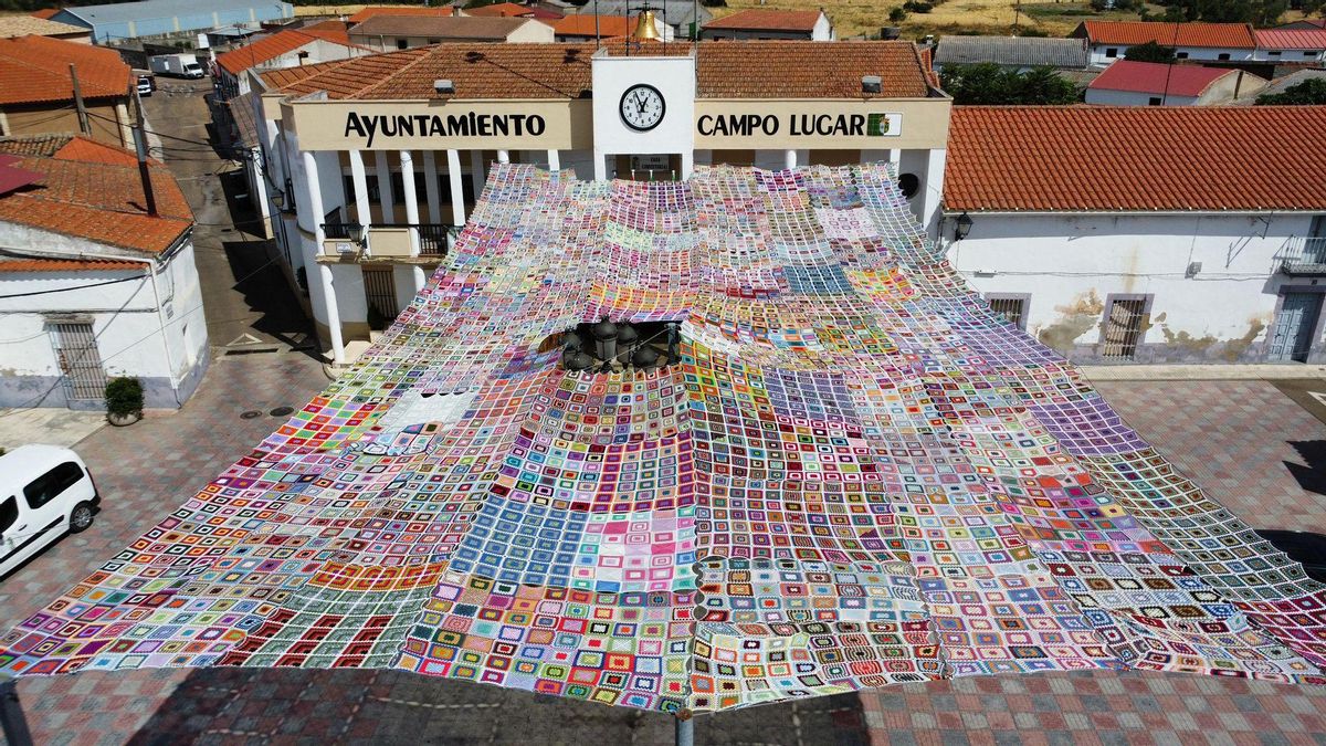 Video | Campo Lugar vuelve a lucir sus coloridas lonas de ganchillo